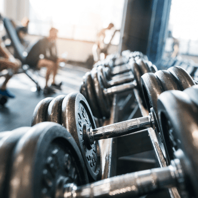 Aixecament de peses en un entrenament de força per maximitzar la massa muscular a Trèvol Lleida.