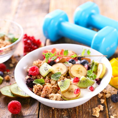 L'alimentació és una de les peces més importants de l'entrenament, i també una de les més mal enteses. Moltes persones comencen a anar al gimnàs amb les idees clares sobre quins exercicis fer, però sense saber què posar al plat. I tanmateix, el que menges abans i després d'entrenar, la quantitat de proteïna que ingereixes o com distribueixes els àpats al llarg del dia pot marcar una diferència real en com et sents, com et recuperes i quins resultats obtens amb el temps.