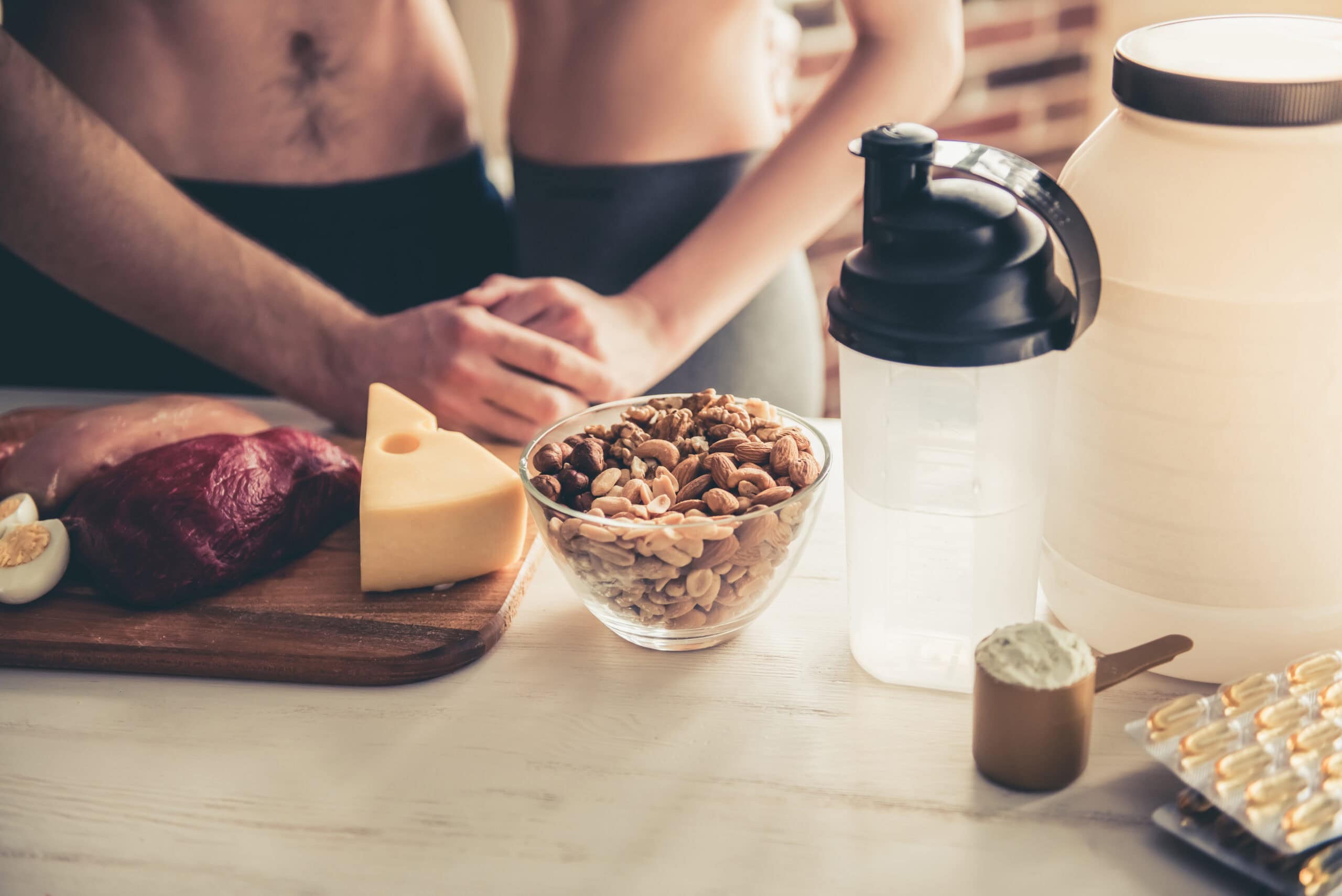 Couple cooking healthy food Menjar abans d'entrenar: la guia definitiva